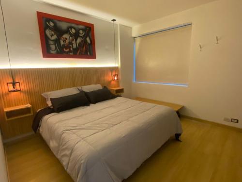 门多萨Exclusivo en PB patio, cochera, equipado,的卧室设有一张白色大床和一扇窗户。