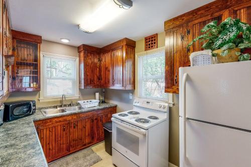 奥古斯塔Mid Town Memories的厨房配有木制橱柜和白色冰箱。
