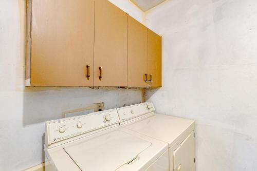 WiscassetGarden Hideaway的厨房配有白色炉灶和橱柜。