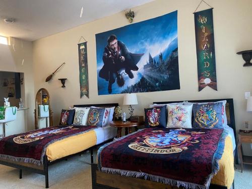 洛杉矶Mario & Harry Potter Loft Universal Studios 10min loft apartment的卧室配有两张床,墙上挂有一张海报