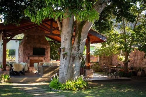 穆库热Villa Santo Antonio - Mucugê的院子中木亭子,有树