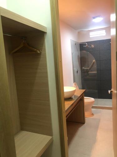 圣玛尔塔Hostel paradise St的带淋浴、盥洗盆和卫生间的浴室