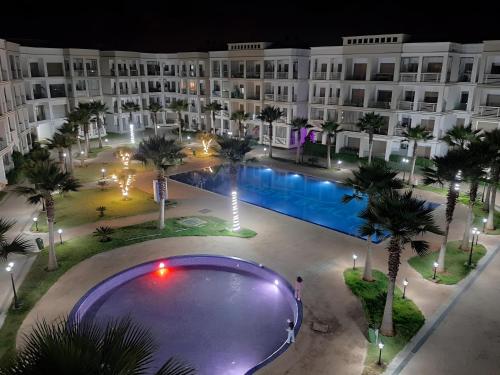 布兹尼盖COSTA BEACH Lux Family Apartment with Pools的晚上酒店前面的一个空水池