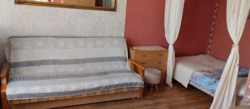 奥尔什丁Apartament z baldachimem i pięknym widokiem Olsztyna的一间小卧室,配有一张床和一个梳妆台