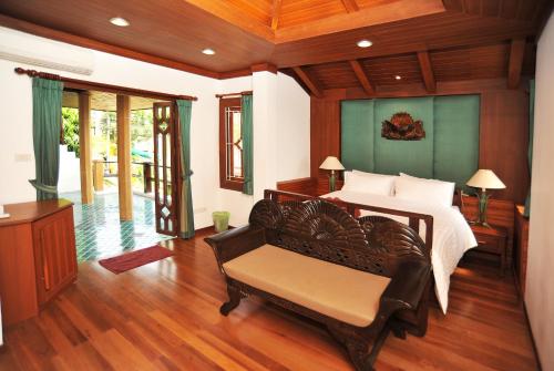 班拉克海滩Villa Melitta, Pool, Beach, 360-SeaViews, 6-bed Thai Luxury on Best Location in Samui的一间卧室配有一张床,卧室配有长凳