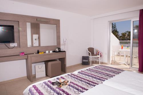 New Famagusta Hotel & Suites客房内的一张或多张床位