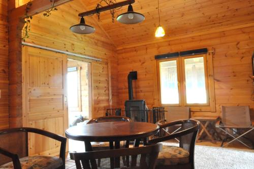 富良野Log Cottage be with nature的小屋内带桌椅的用餐室