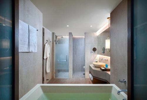 塔可克海滩甲米阿玛瑞时尚度假酒店的带浴缸、淋浴和盥洗盆的浴室