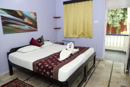 卡乌罗西姆Dona Sa Maria Eco Hotel的一间卧室配有一张带白色毛巾的床