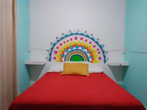 墨西哥城Casita del Árbol的一间设有一张床铺的房间,墙上有彩虹