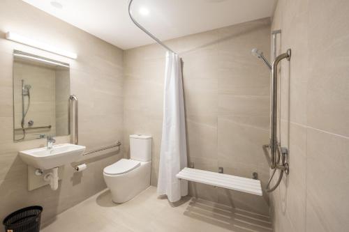 奥克兰Manha Hotel Auckland Airport的浴室配有卫生间、盥洗盆和淋浴。