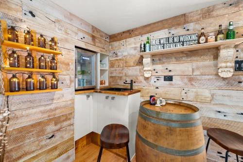 芬加尔湾Fingal Pines Getaway, Apartment的一间品酒室,拥有木墙和桶子