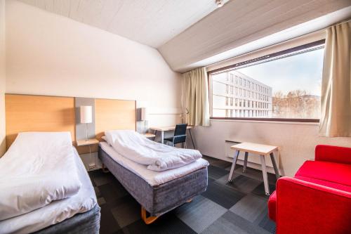 伯博欧酒店的酒店客房设有两张床和窗户。