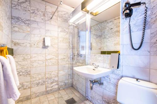 伯博欧酒店的一间带水槽和卫生间的浴室