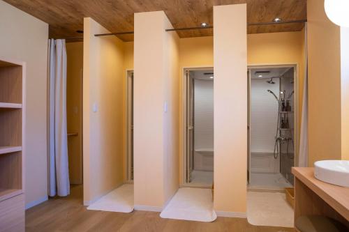 岛田Glamping&Port結的设有带步入式淋浴间和盥洗盆的浴室