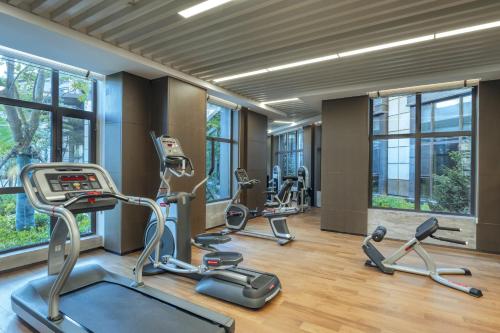 保定雄安朗悦voco酒店的健身房设有数台跑步机和椭圆机