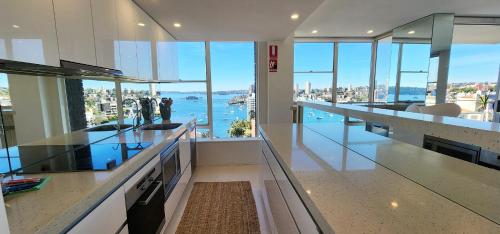 悉尼Expansive Harbour Views的享有水景的大厨房