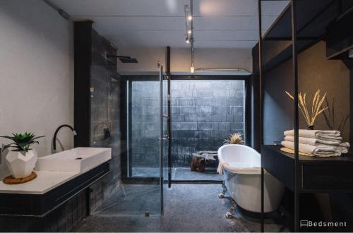 清莱Bedsment的带浴缸、水槽和淋浴的浴室