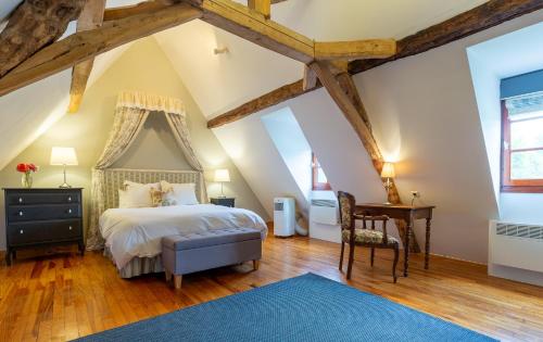 特雷莫拉The cottage at Les Chouettes Tremolat的阁楼卧室配有1张床和1张书桌
