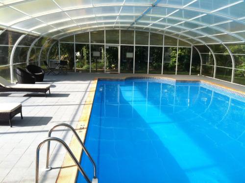 Corse科西嘉草坪别墅酒店的温室中的游泳池,设有大型游泳池