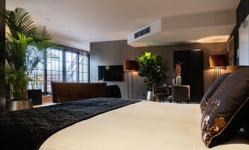 胡塔伦Hotel de Boskar Houthalen的酒店客房设有床和客厅。