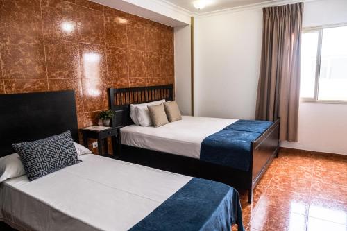 圣克鲁斯-德特内里费阿多尼斯资本酒店的酒店客房,设有两张床和一张沙发