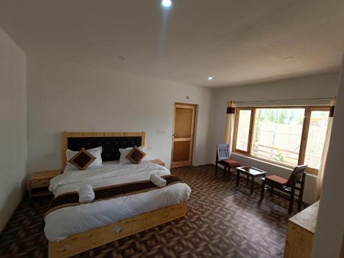 列城Zlatan Guest House的一间卧室设有一张大床和一个大窗户