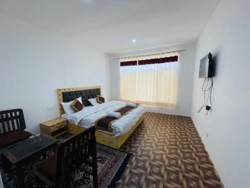 列城Zlatan Guest House的一间卧室配有一张床和一台电视