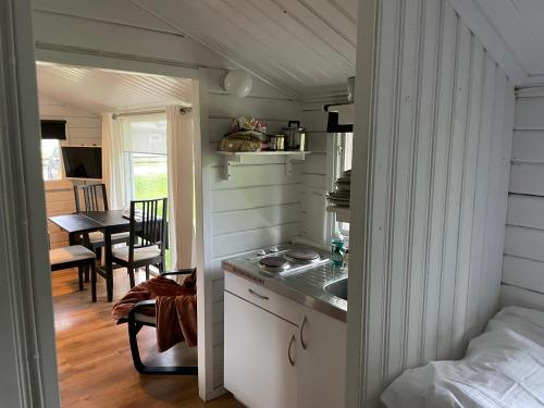 摩尔比兰加Stuga med panoramautsikt, paradis för fågelskådare och vandrare, självstäd efter besök的一个小房子里一个带水槽的小厨房