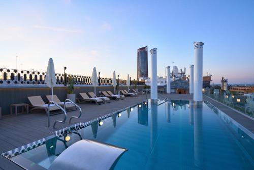 塞维利亚蒙泰特里亚纳酒店的建筑物屋顶上的游泳池
