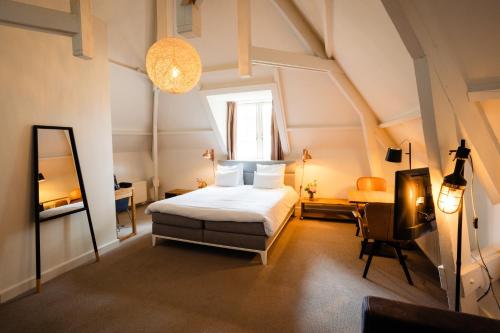 德斯泰赫Landgoed Rhederoord nabij Arnhem的一间卧室配有一张床、一张书桌和一面镜子