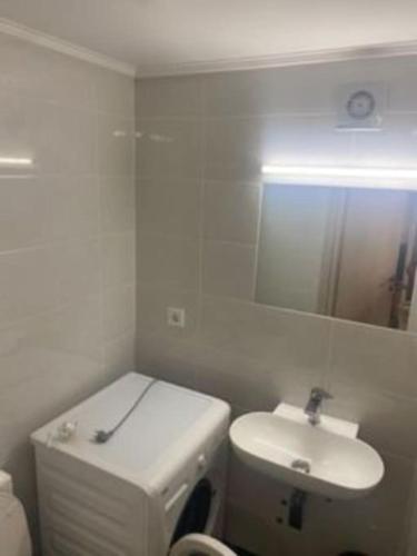科林斯center home的浴室配有白色卫生间和盥洗盆。