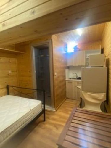 科林斯center home的小房间设有一张床和一台冰箱