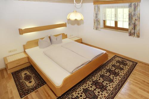 圣加伦基希豪斯奥贝尔奥美茵公寓的一间卧室配有一张床和地毯
