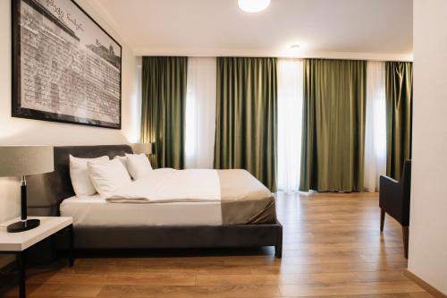第比利斯纳里卡拉城堡酒店的酒店客房带床和窗户