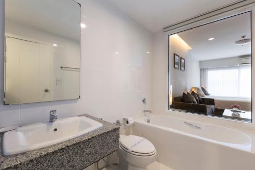 Si Maha Phot巴真武里坎纳瑞304酒店的一间带水槽、卫生间和镜子的浴室