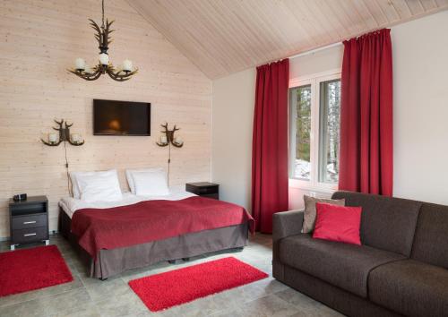 罗瓦涅米圣诞老人假日度假村的一间卧室配有一张床和一张沙发