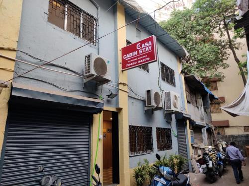 孟买Casa Cabin Stay Mumbai的建筑物一侧的标志