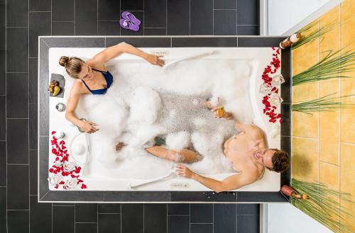 施卢赫湖施卢赫湖四季酒店的浴缸里男女的相片