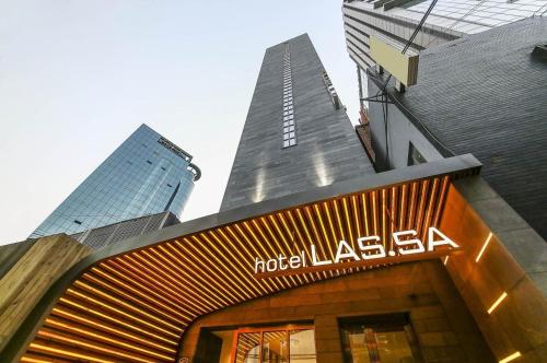 首尔Hotel Lassa的大楼前方的lasagna标志
