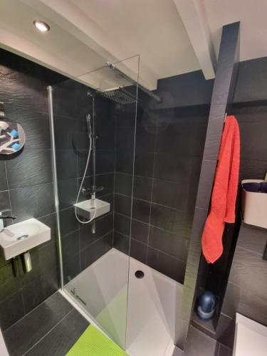 索宗LOC'MARIA的一间带玻璃淋浴间和水槽的浴室
