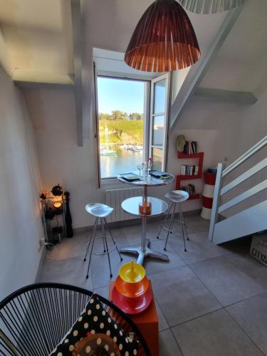 索宗LOC'MARIA的客房设有桌椅和窗户。