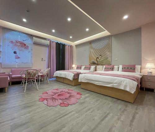 Fushi箼篰斯民宿的一间卧室设有两张床和粉红色的花毯。