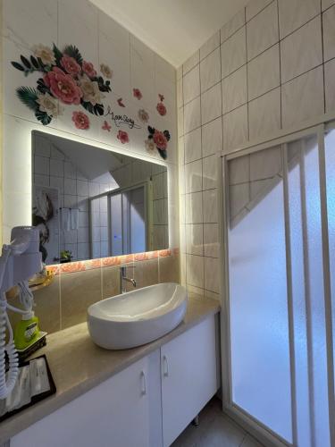 Fushi箼篰斯民宿的一间带水槽和镜子的浴室