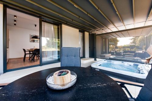 罗维尼Luxury Residence Levante的客厅设有桌子和游泳池