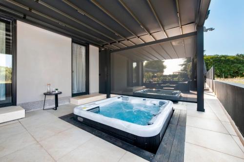 罗维尼Luxury Residence Levante的庭院中央的按摩浴缸
