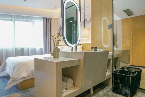 深圳柏高酒店（深圳罗湖口岸店）的酒店客房设有水槽和镜子