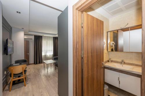 伊斯坦布尔Comfort Suites Hotel的一间带水槽和镜子的浴室