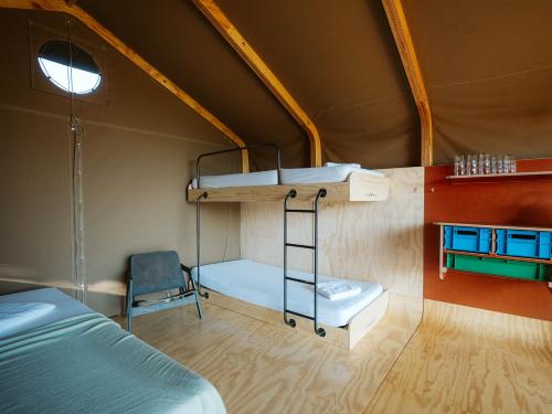 奥德多普Vakantiepark De Klepperstee的带两张双层床和椅子的房间