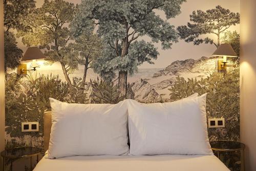 巴黎多瑙河圣日耳曼酒店的卧室配有壁画树木